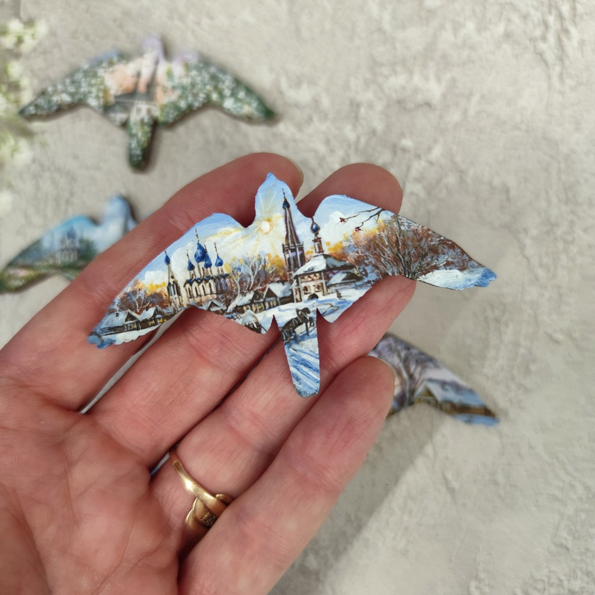 В Костромской области подвели итоги III Межрегионального конкурса «Туристский сувенир Золотого кольца». Из 165 изделий эксперты выбрали лучшие, а именно максимально соответствующие культурному коду конкретного региона. Призовые места заняли также 12 впечатляющих работ от владимирских мастеров. Предлагаем на них взглянуть!