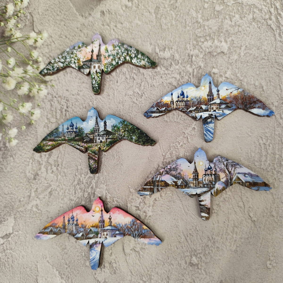 В Костромской области подвели итоги III Межрегионального конкурса «Туристский сувенир Золотого кольца». Из 165 изделий эксперты выбрали лучшие, а именно максимально соответствующие культурному коду конкретного региона. Призовые места заняли также 12 впечатляющих работ от владимирских мастеров. Предлагаем на них взглянуть!