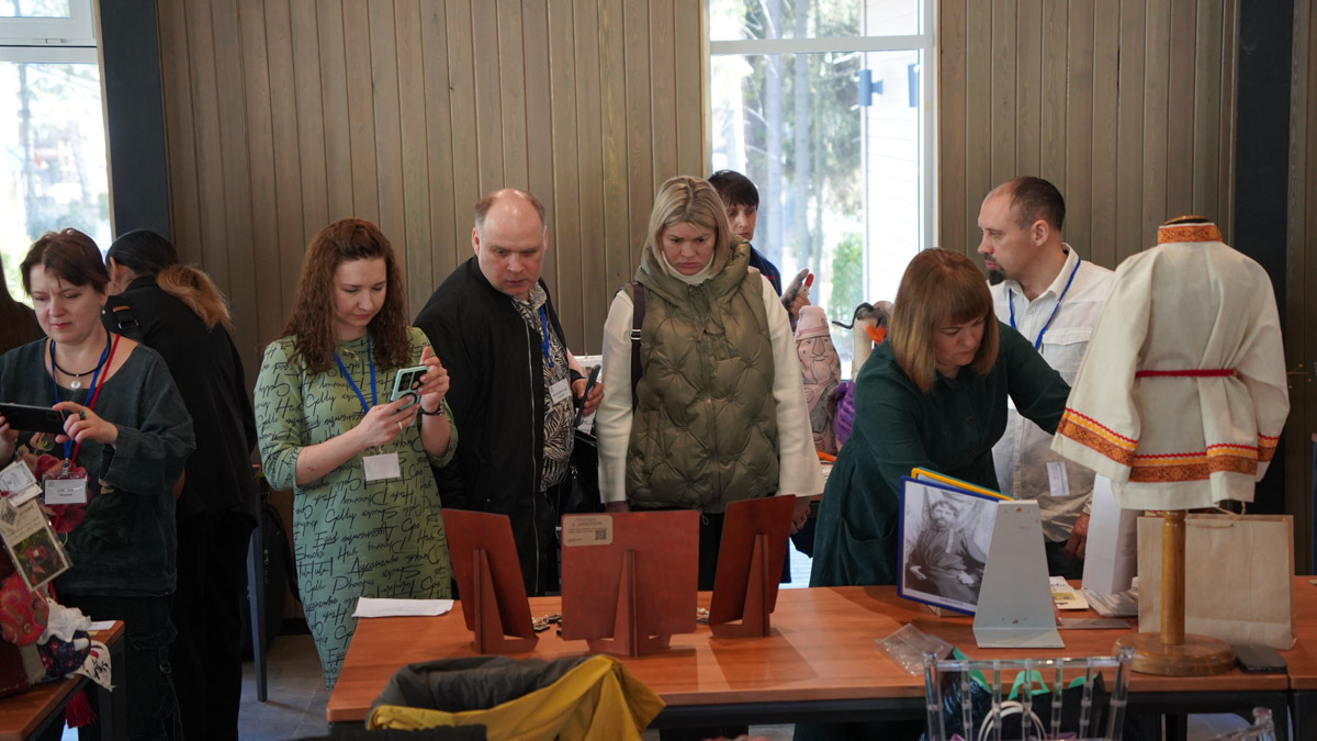 В Костромской области подвели итоги III Межрегионального конкурса «Туристский сувенир Золотого кольца». Из 165 изделий эксперты выбрали лучшие, а именно максимально соответствующие культурному коду конкретного региона. Призовые места заняли также 12 впечатляющих работ от владимирских мастеров. Предлагаем на них взглянуть!