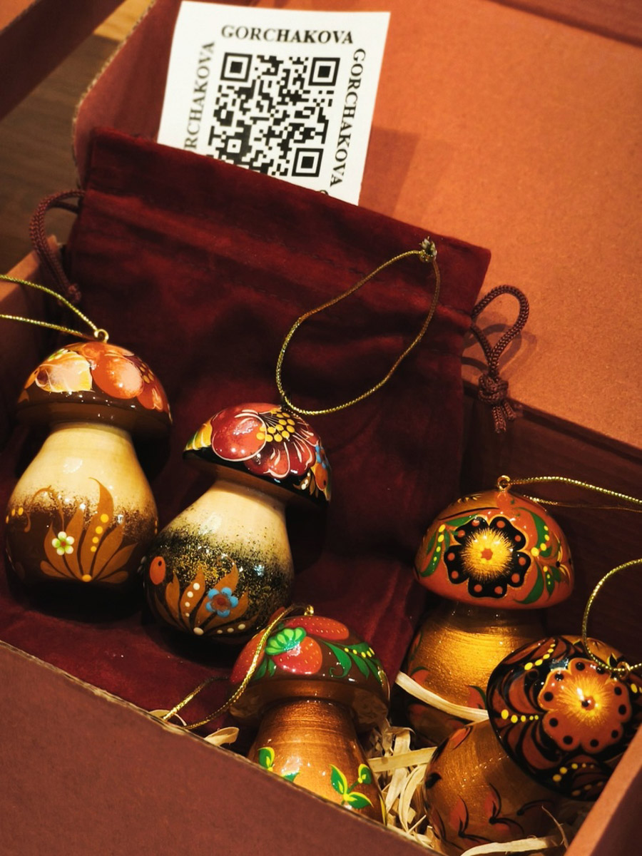 В Костромской области подвели итоги III Межрегионального конкурса «Туристский сувенир Золотого кольца». Из 165 изделий эксперты выбрали лучшие, а именно максимально соответствующие культурному коду конкретного региона. Призовые места заняли также 12 впечатляющих работ от владимирских мастеров. Предлагаем на них взглянуть!