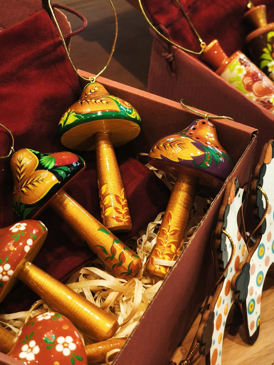 В Костромской области подвели итоги III Межрегионального конкурса «Туристский сувенир Золотого кольца». Из 165 изделий эксперты выбрали лучшие, а именно максимально соответствующие культурному коду конкретного региона. Призовые места заняли также 12 впечатляющих работ от владимирских мастеров. Предлагаем на них взглянуть!