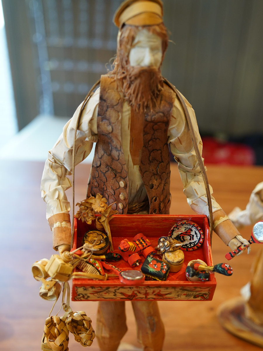 В Костромской области подвели итоги III Межрегионального конкурса «Туристский сувенир Золотого кольца». Из 165 изделий эксперты выбрали лучшие, а именно максимально соответствующие культурному коду конкретного региона. Призовые места заняли также 12 впечатляющих работ от владимирских мастеров. Предлагаем на них взглянуть!