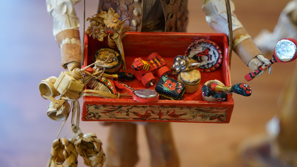 В Костромской области подвели итоги III Межрегионального конкурса «Туристский сувенир Золотого кольца». Из 165 изделий эксперты выбрали лучшие, а именно максимально соответствующие культурному коду конкретного региона. Призовые места заняли также 12 впечатляющих работ от владимирских мастеров. Предлагаем на них взглянуть!