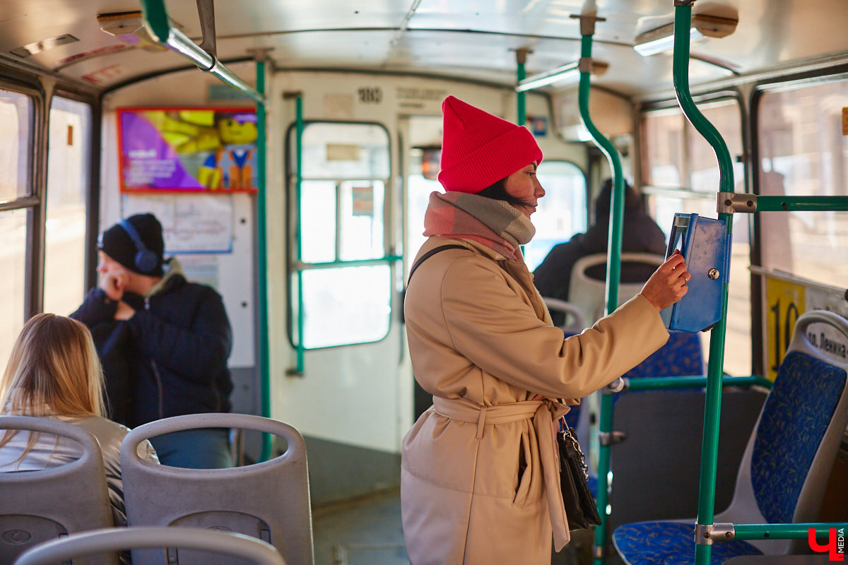 На следующей неделе во Владимире подорожает стоимость проезда в общественном транспорте. И, согласитесь, эта новость обычно вызывает отнюдь не радость на лицах. Тем более на сей раз повышение произойдет сразу на пять и восемь рублей соответственно. Зато и путаницы больше не будет, цена билета станет фиксированной вне зависимости от вида машин и способа оплаты.