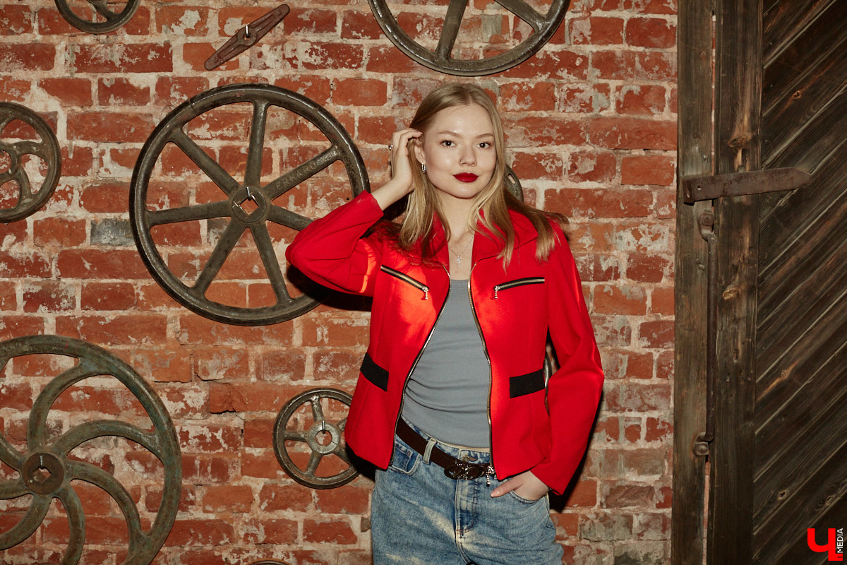 Славные времена наступили! Вещи с налетом ретро теперь можно интегрировать в собственный гардероб. Спасибо моде на стиль девяностых и нулевых. Видеограф из Владимира Марина Северянова дала вторую жизнь маминой одежде. Показываем, как винтажные пиджаки и платье позволили собрать стильные образы.