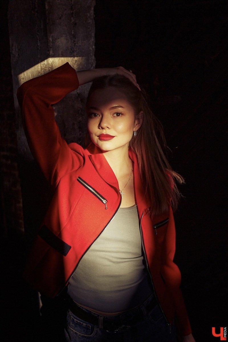 Славные времена наступили! Вещи с налетом ретро теперь можно интегрировать в собственный гардероб. Спасибо моде на стиль девяностых и нулевых. Видеограф из Владимира Марина Северянова дала вторую жизнь маминой одежде. Показываем, как винтажные пиджаки и платье позволили собрать стильные образы.