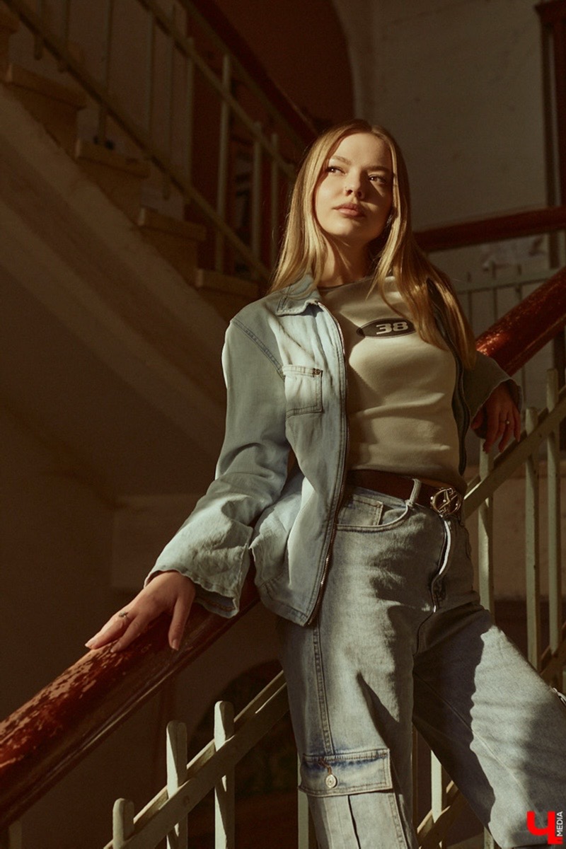 Славные времена наступили! Вещи с налетом ретро теперь можно интегрировать в собственный гардероб. Спасибо моде на стиль девяностых и нулевых. Видеограф из Владимира Марина Северянова дала вторую жизнь маминой одежде. Показываем, как винтажные пиджаки и платье позволили собрать стильные образы.