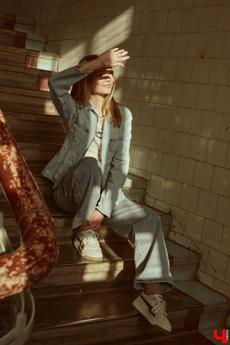 Славные времена наступили! Вещи с налетом ретро теперь можно интегрировать в собственный гардероб. Спасибо моде на стиль девяностых и нулевых. Видеограф из Владимира Марина Северянова дала вторую жизнь маминой одежде. Показываем, как винтажные пиджаки и платье позволили собрать стильные образы.