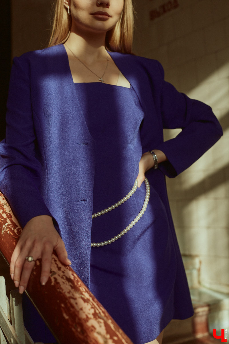 Славные времена наступили! Вещи с налетом ретро теперь можно интегрировать в собственный гардероб. Спасибо моде на стиль девяностых и нулевых. Видеограф из Владимира Марина Северянова дала вторую жизнь маминой одежде. Показываем, как винтажные пиджаки и платье позволили собрать стильные образы.