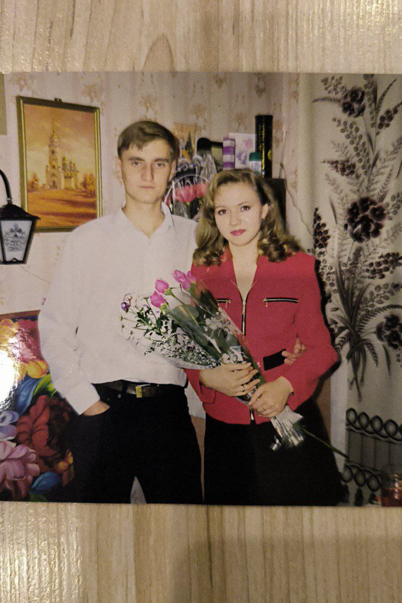 Славные времена наступили! Вещи с налетом ретро теперь можно интегрировать в собственный гардероб. Спасибо моде на стиль девяностых и нулевых. Видеограф из Владимира Марина Северянова дала вторую жизнь маминой одежде. Показываем, как винтажные пиджаки и платье позволили собрать стильные образы.