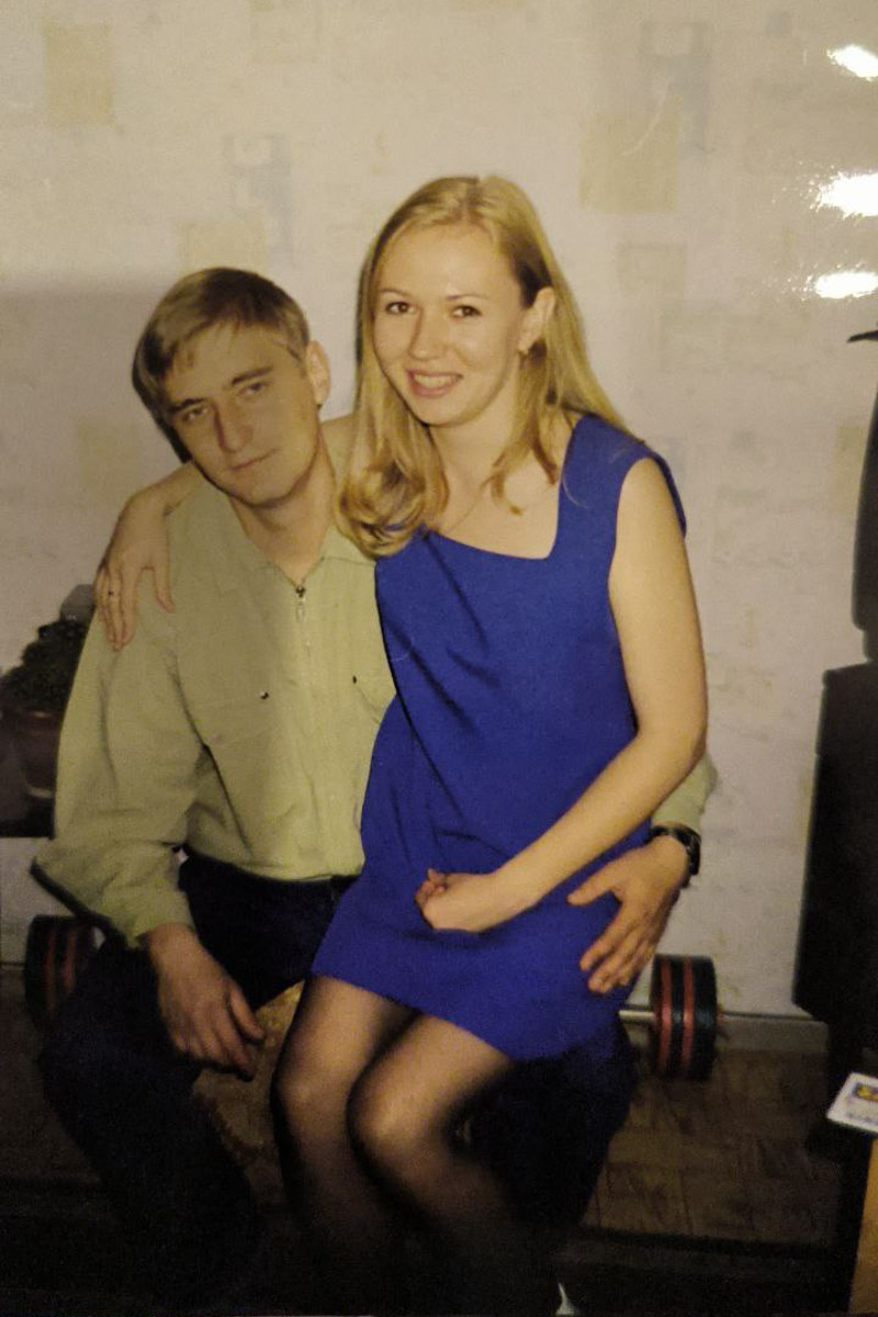 Славные времена наступили! Вещи с налетом ретро теперь можно интегрировать в собственный гардероб. Спасибо моде на стиль девяностых и нулевых. Видеограф из Владимира Марина Северянова дала вторую жизнь маминой одежде. Показываем, как винтажные пиджаки и платье позволили собрать стильные образы.