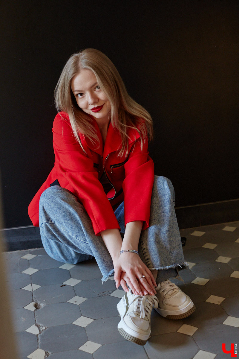 Славные времена наступили! Вещи с налетом ретро теперь можно интегрировать в собственный гардероб. Спасибо моде на стиль девяностых и нулевых. Видеограф из Владимира Марина Северянова дала вторую жизнь маминой одежде. Показываем, как винтажные пиджаки и платье позволили собрать стильные образы.