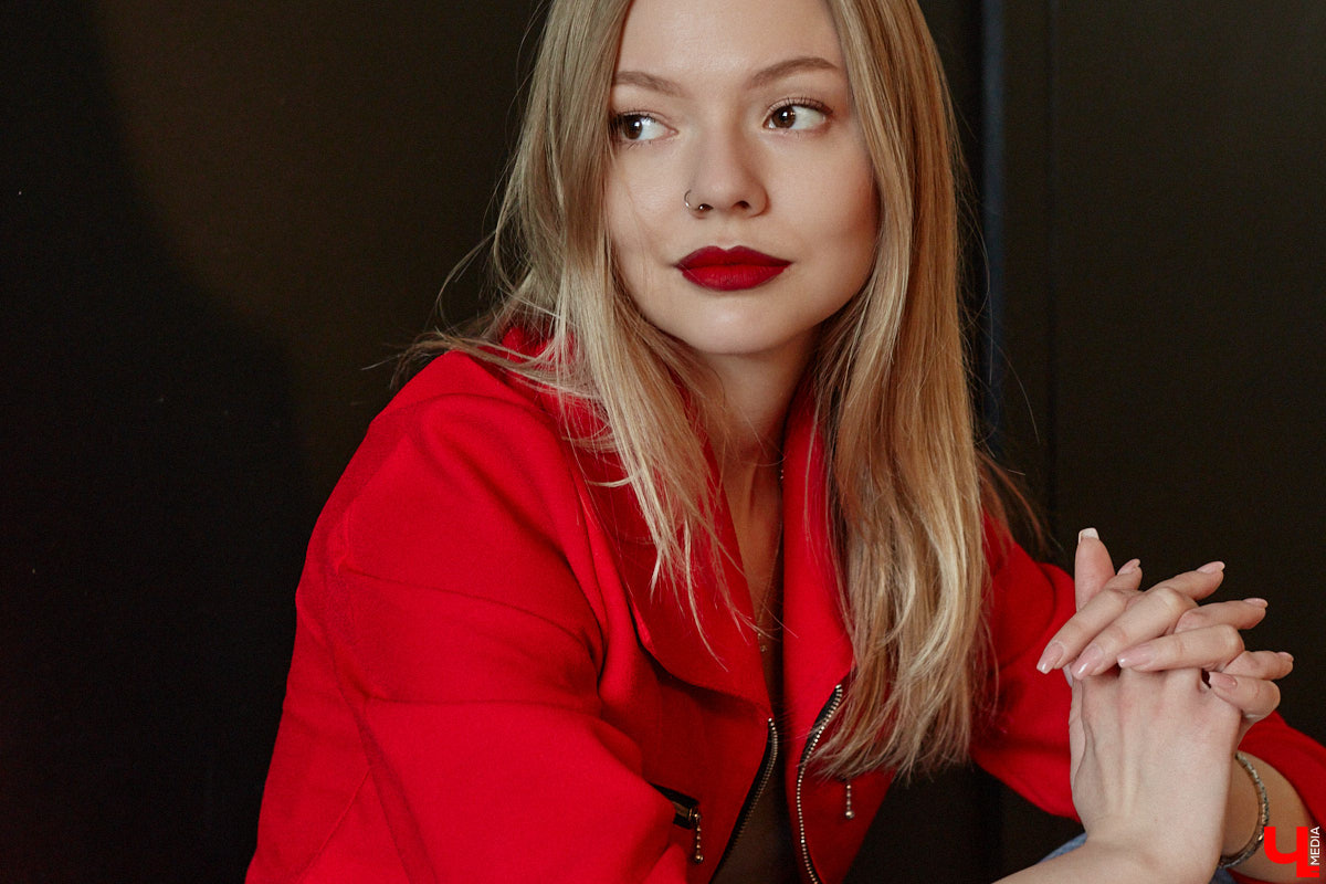 Славные времена наступили! Вещи с налетом ретро теперь можно интегрировать в собственный гардероб. Спасибо моде на стиль девяностых и нулевых. Видеограф из Владимира Марина Северянова дала вторую жизнь маминой одежде. Показываем, как винтажные пиджаки и платье позволили собрать стильные образы.