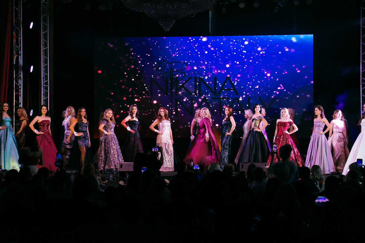 Наталья Аникина не просто модельер, она победительница нескольких конкурсов красоты с глубоким пониманием женской эстетики. Каждый элемент ее творчества пронизан знанием о том, как именно подчеркнуть фигуру, сделав акцент на достоинствах, и создать гармоничный образ.