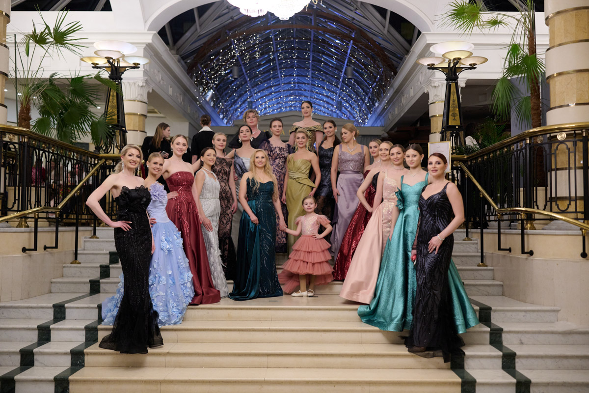 Наталья Аникина не просто модельер, она победительница нескольких конкурсов красоты с глубоким пониманием женской эстетики. Каждый элемент ее творчества пронизан знанием о том, как именно подчеркнуть фигуру, сделав акцент на достоинствах, и создать гармоничный образ.