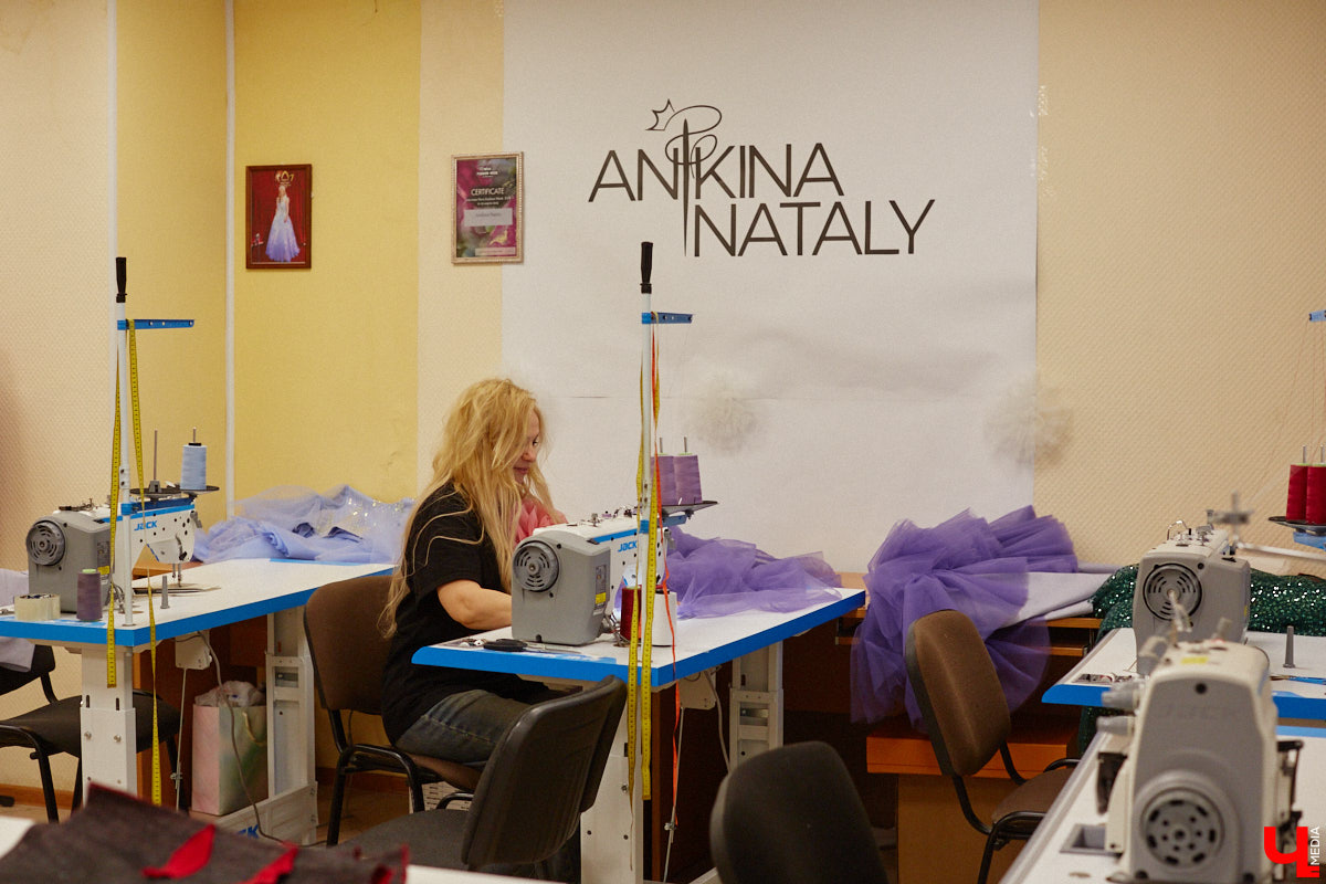 Наталья Аникина не просто модельер, она победительница нескольких конкурсов красоты с глубоким пониманием женской эстетики. Каждый элемент ее творчества пронизан знанием о том, как именно подчеркнуть фигуру, сделав акцент на достоинствах, и создать гармоничный образ.