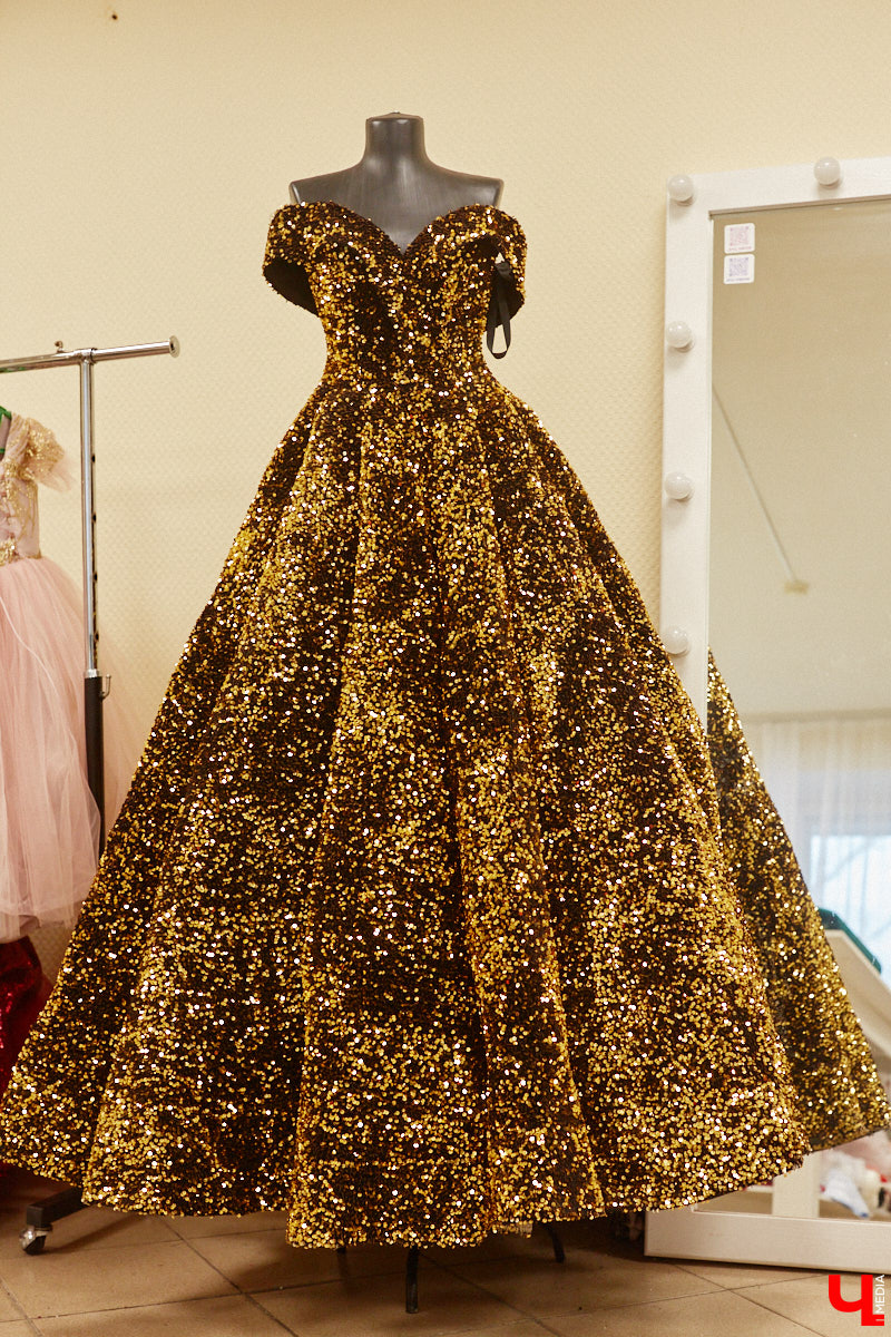 Наталья Аникина не просто модельер, она победительница нескольких конкурсов красоты с глубоким пониманием женской эстетики. Каждый элемент ее творчества пронизан знанием о том, как именно подчеркнуть фигуру, сделав акцент на достоинствах, и создать гармоничный образ.