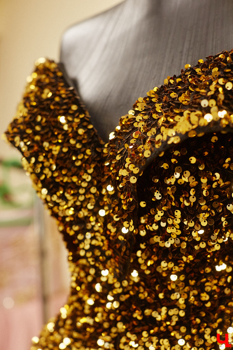 Наталья Аникина не просто модельер, она победительница нескольких конкурсов красоты с глубоким пониманием женской эстетики. Каждый элемент ее творчества пронизан знанием о том, как именно подчеркнуть фигуру, сделав акцент на достоинствах, и создать гармоничный образ.