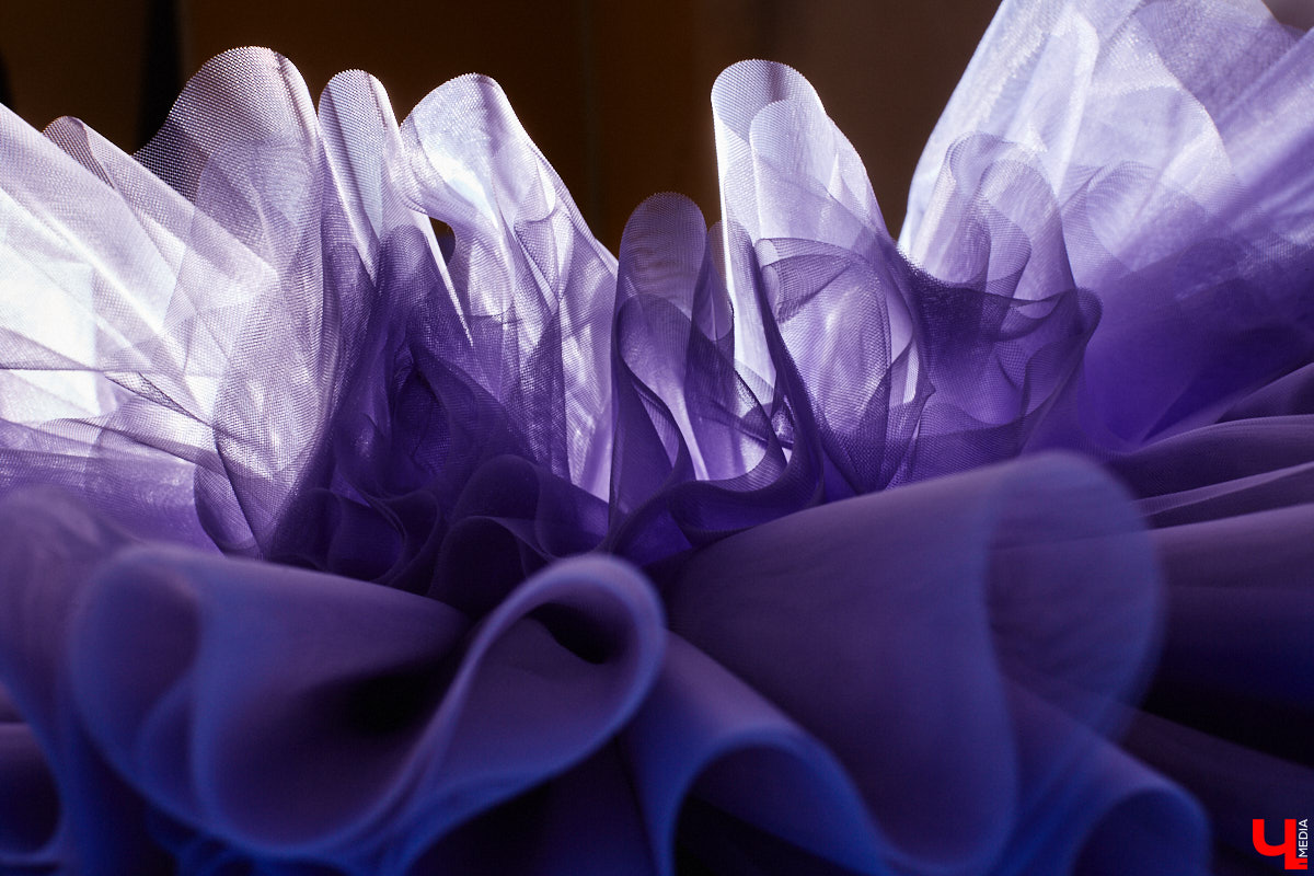 Наталья Аникина не просто модельер, она победительница нескольких конкурсов красоты с глубоким пониманием женской эстетики. Каждый элемент ее творчества пронизан знанием о том, как именно подчеркнуть фигуру, сделав акцент на достоинствах, и создать гармоничный образ.