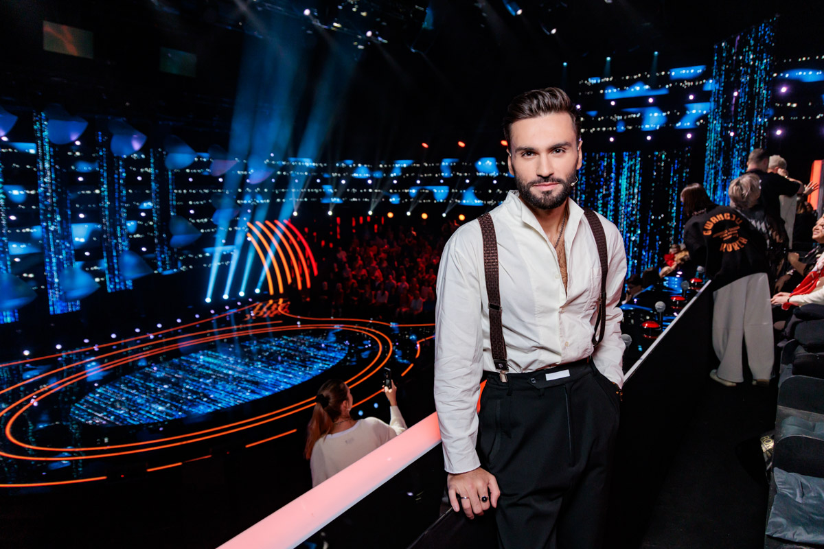 За народный коллектив из Владимира на шоу «Ну-ка, все вместе! Хором!» болел весь 33-й регион. И сладкоголосые вокалисты не подвели: растроганные до слез звездные эксперты единогласно пропустили участников в финал. Как это было, «Ключ-Медиа» рассказала художественный руководитель Ольга Козырева.