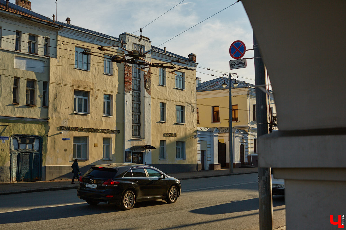 Пока Золотые ворота коротают свой век под зеленой сеткой, другие центральные объекты готовятся к обновлению. Среди них и дом по соседству, и автовокзал, и даже казармы, которые находятся в критическом состоянии.