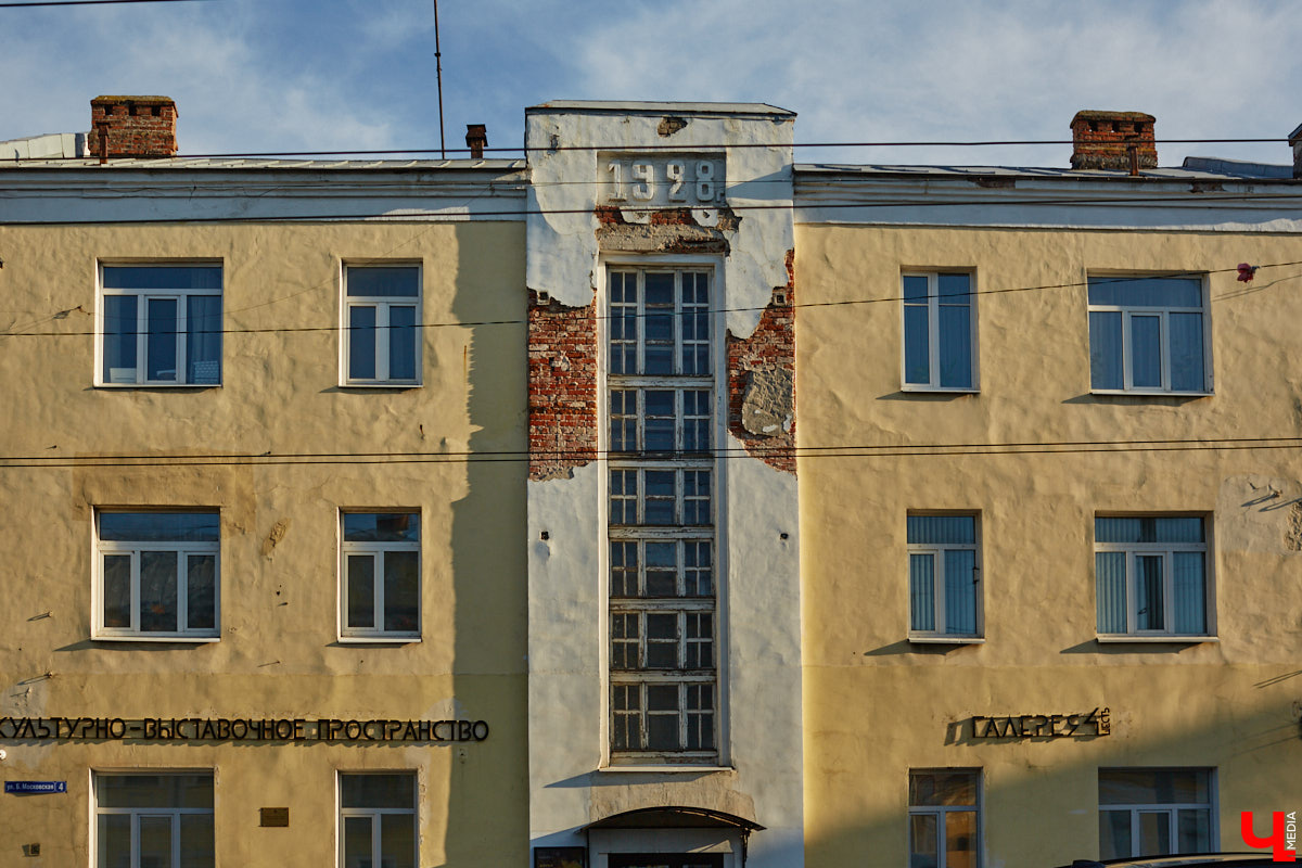 Пока Золотые ворота коротают свой век под зеленой сеткой, другие центральные объекты готовятся к обновлению. Среди них и дом по соседству, и автовокзал, и даже казармы, которые находятся в критическом состоянии.