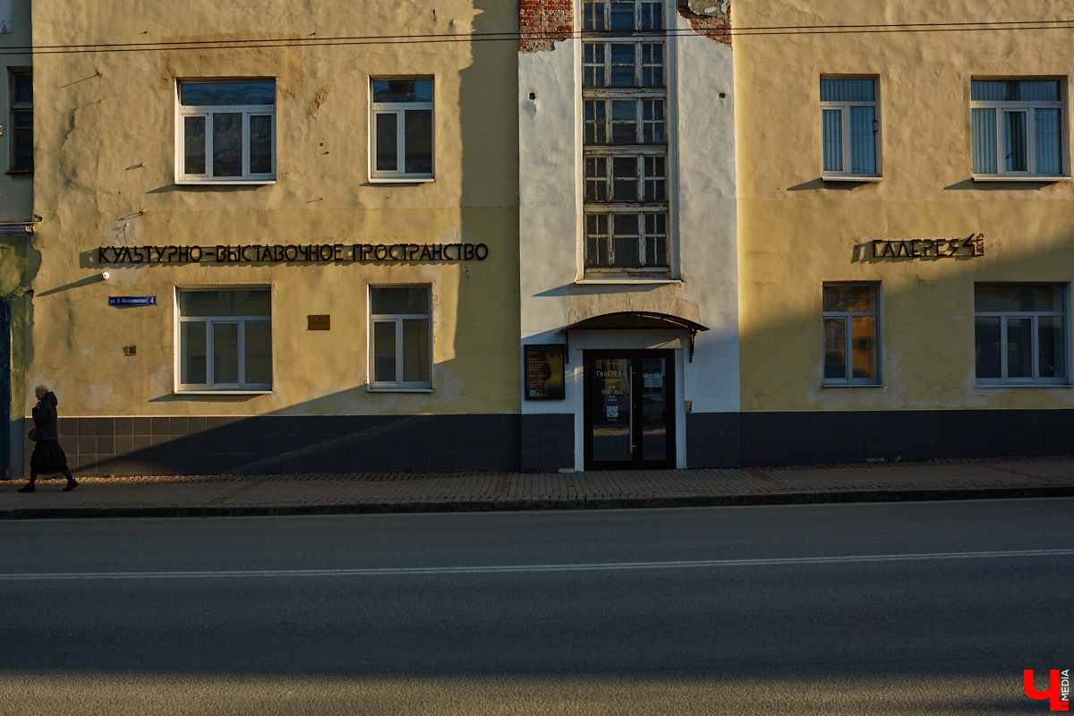 Пока Золотые ворота коротают свой век под зеленой сеткой, другие центральные объекты готовятся к обновлению. Среди них и дом по соседству, и автовокзал, и даже казармы, которые находятся в критическом состоянии.