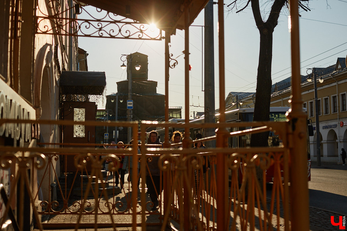 Пока Золотые ворота коротают свой век под зеленой сеткой, другие центральные объекты готовятся к обновлению. Среди них и дом по соседству, и автовокзал, и даже казармы, которые находятся в критическом состоянии.