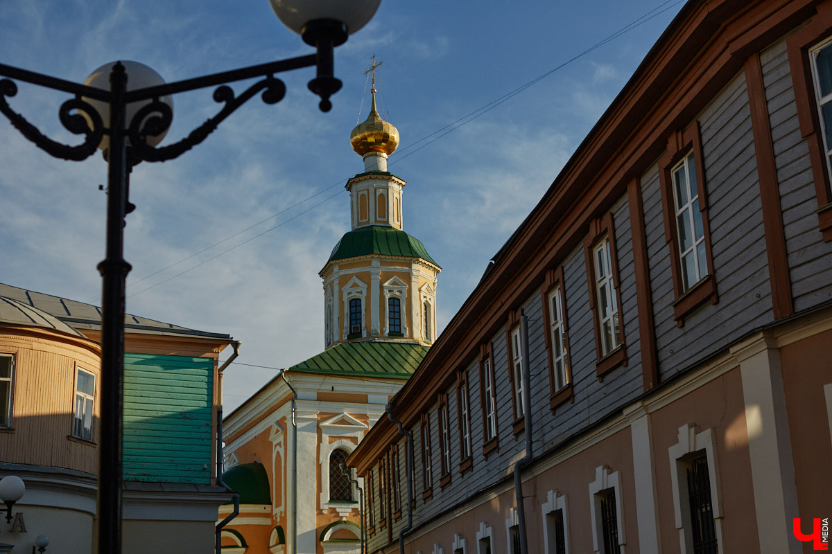 Пока Золотые ворота коротают свой век под зеленой сеткой, другие центральные объекты готовятся к обновлению. Среди них и дом по соседству, и автовокзал, и даже казармы, которые находятся в критическом состоянии.