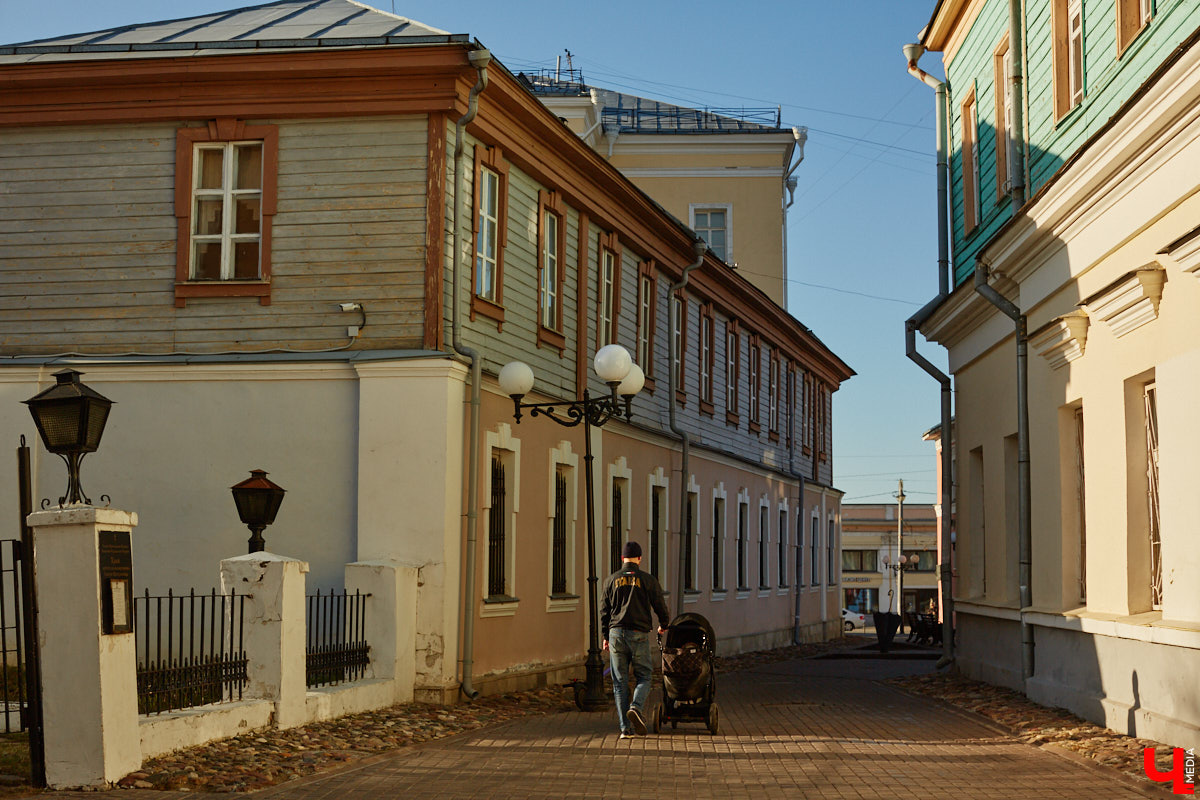 Пока Золотые ворота коротают свой век под зеленой сеткой, другие центральные объекты готовятся к обновлению. Среди них и дом по соседству, и автовокзал, и даже казармы, которые находятся в критическом состоянии.