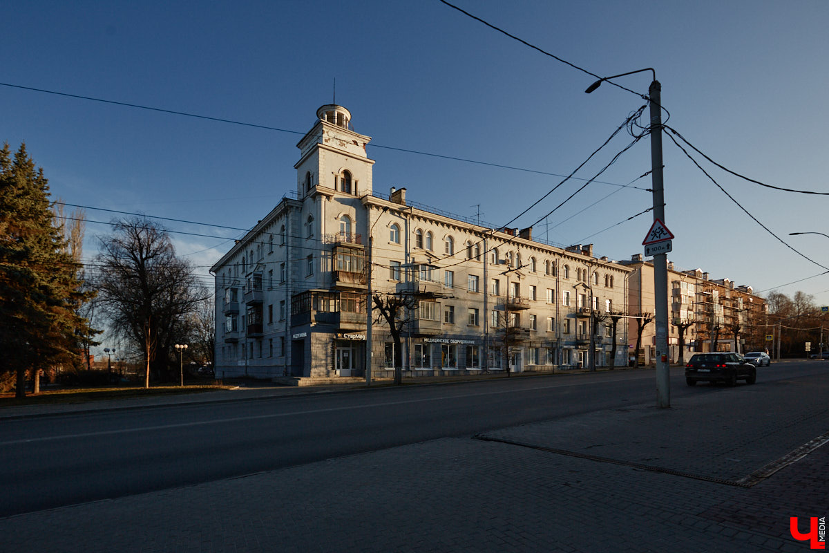 Пока Золотые ворота коротают свой век под зеленой сеткой, другие центральные объекты готовятся к обновлению. Среди них и дом по соседству, и автовокзал, и даже казармы, которые находятся в критическом состоянии.