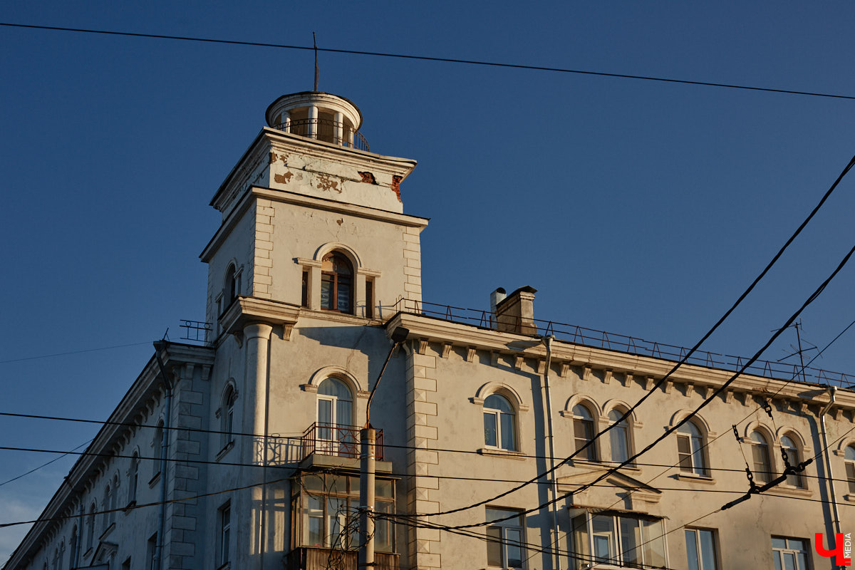 Пока Золотые ворота коротают свой век под зеленой сеткой, другие центральные объекты готовятся к обновлению. Среди них и дом по соседству, и автовокзал, и даже казармы, которые находятся в критическом состоянии.