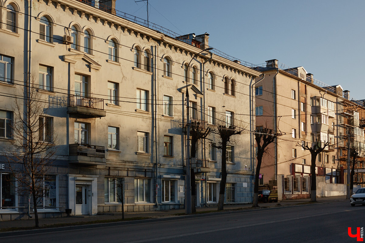 Пока Золотые ворота коротают свой век под зеленой сеткой, другие центральные объекты готовятся к обновлению. Среди них и дом по соседству, и автовокзал, и даже казармы, которые находятся в критическом состоянии.