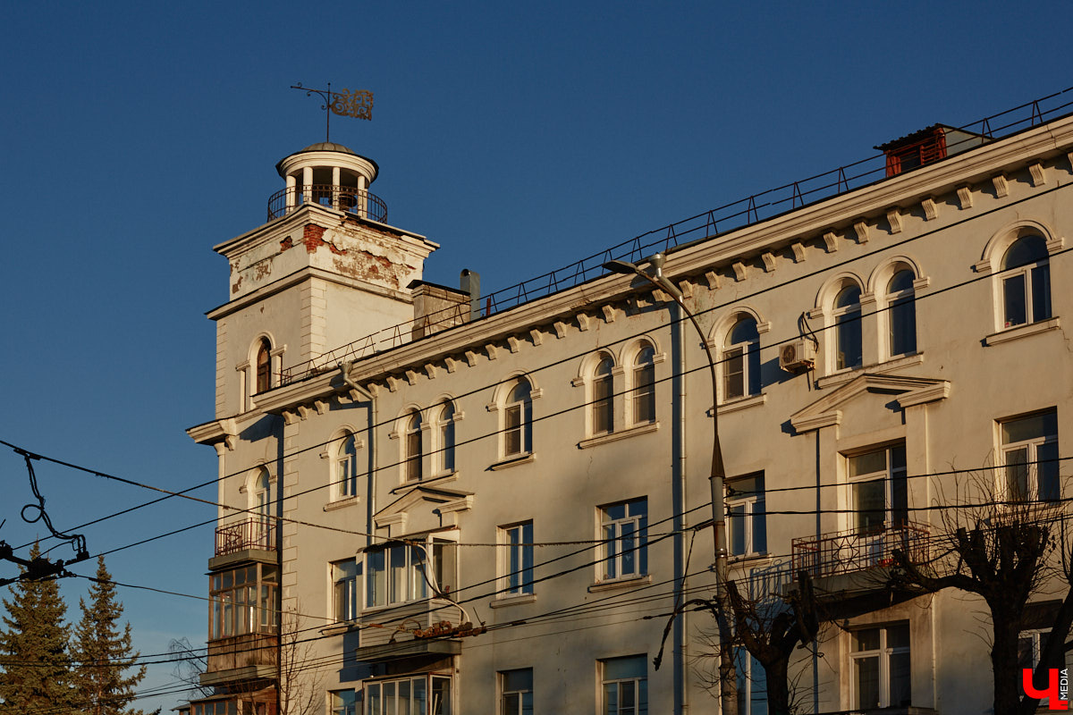 Пока Золотые ворота коротают свой век под зеленой сеткой, другие центральные объекты готовятся к обновлению. Среди них и дом по соседству, и автовокзал, и даже казармы, которые находятся в критическом состоянии.