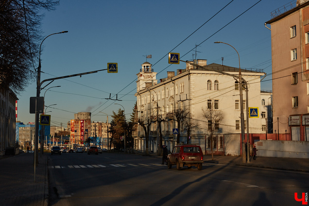 Пока Золотые ворота коротают свой век под зеленой сеткой, другие центральные объекты готовятся к обновлению. Среди них и дом по соседству, и автовокзал, и даже казармы, которые находятся в критическом состоянии.