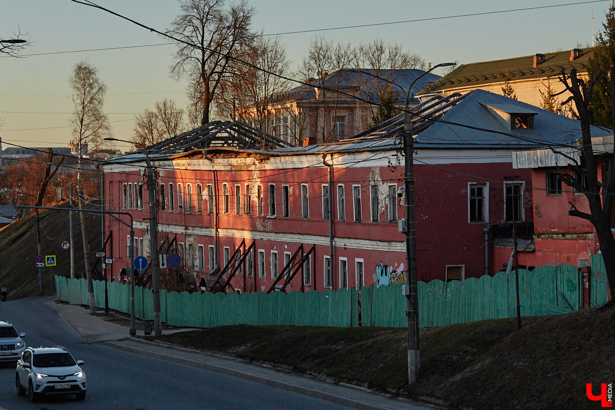 Пока Золотые ворота коротают свой век под зеленой сеткой, другие центральные объекты готовятся к обновлению. Среди них и дом по соседству, и автовокзал, и даже казармы, которые находятся в критическом состоянии.