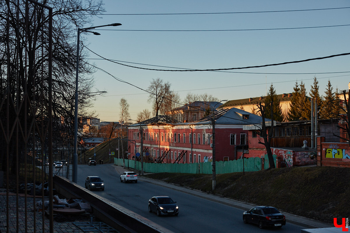 Пока Золотые ворота коротают свой век под зеленой сеткой, другие центральные объекты готовятся к обновлению. Среди них и дом по соседству, и автовокзал, и даже казармы, которые находятся в критическом состоянии.