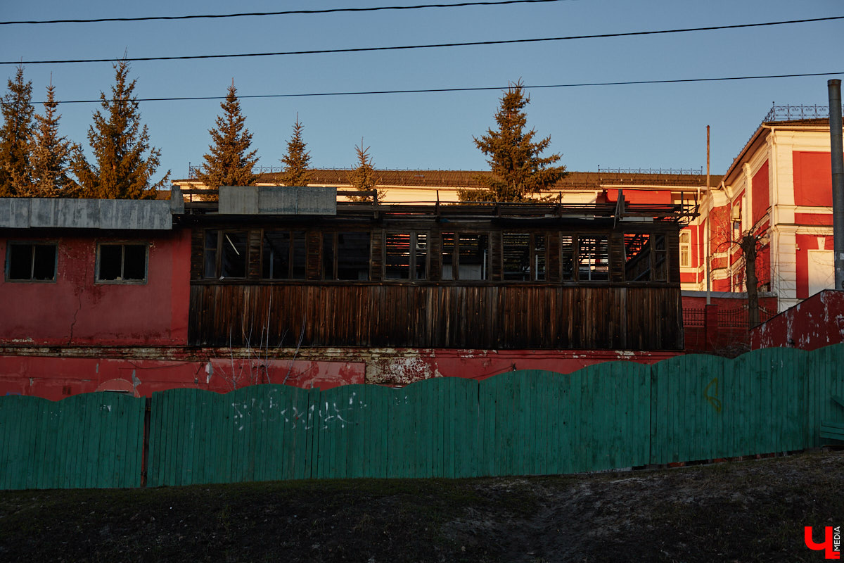 Пока Золотые ворота коротают свой век под зеленой сеткой, другие центральные объекты готовятся к обновлению. Среди них и дом по соседству, и автовокзал, и даже казармы, которые находятся в критическом состоянии.