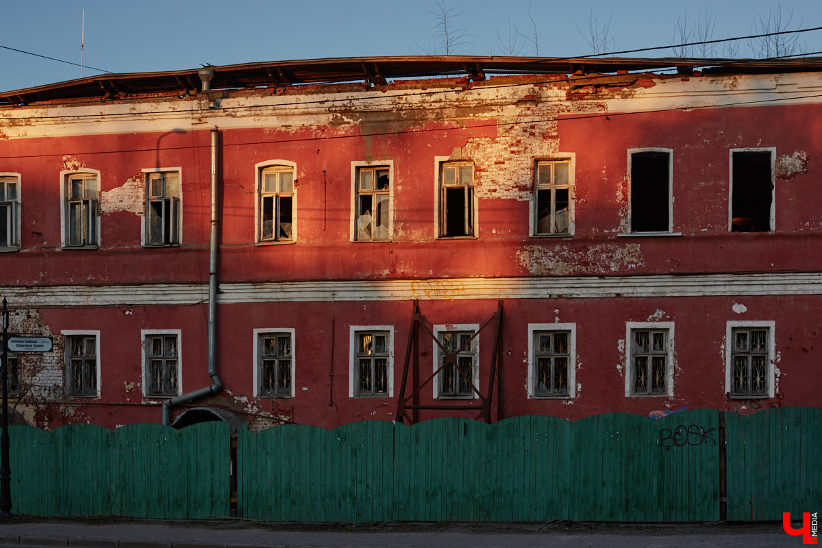 Пока Золотые ворота коротают свой век под зеленой сеткой, другие центральные объекты готовятся к обновлению. Среди них и дом по соседству, и автовокзал, и даже казармы, которые находятся в критическом состоянии.