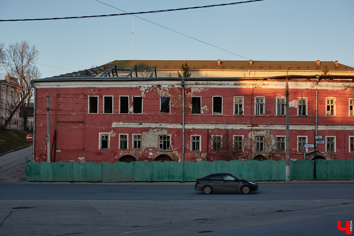 Пока Золотые ворота коротают свой век под зеленой сеткой, другие центральные объекты готовятся к обновлению. Среди них и дом по соседству, и автовокзал, и даже казармы, которые находятся в критическом состоянии.