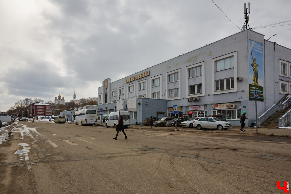 Пока Золотые ворота коротают свой век под зеленой сеткой, другие центральные объекты готовятся к обновлению. Среди них и дом по соседству, и автовокзал, и даже казармы, которые находятся в критическом состоянии.