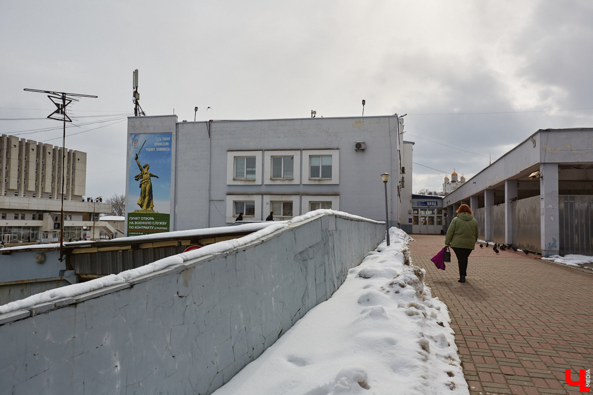 Пока Золотые ворота коротают свой век под зеленой сеткой, другие центральные объекты готовятся к обновлению. Среди них и дом по соседству, и автовокзал, и даже казармы, которые находятся в критическом состоянии.