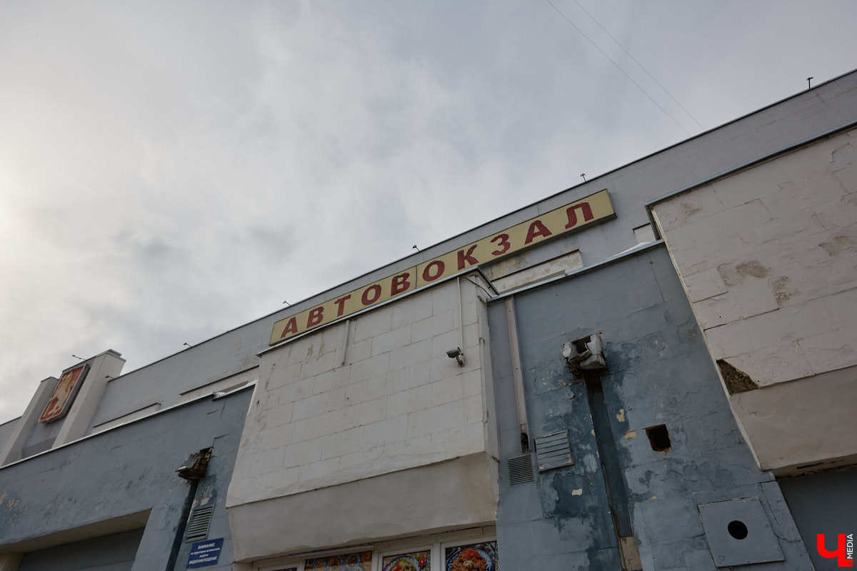 Пока Золотые ворота коротают свой век под зеленой сеткой, другие центральные объекты готовятся к обновлению. Среди них и дом по соседству, и автовокзал, и даже казармы, которые находятся в критическом состоянии.