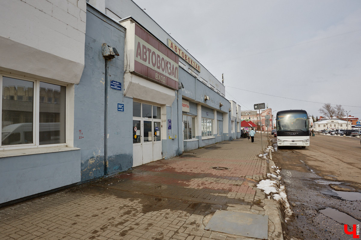 Пока Золотые ворота коротают свой век под зеленой сеткой, другие центральные объекты готовятся к обновлению. Среди них и дом по соседству, и автовокзал, и даже казармы, которые находятся в критическом состоянии.