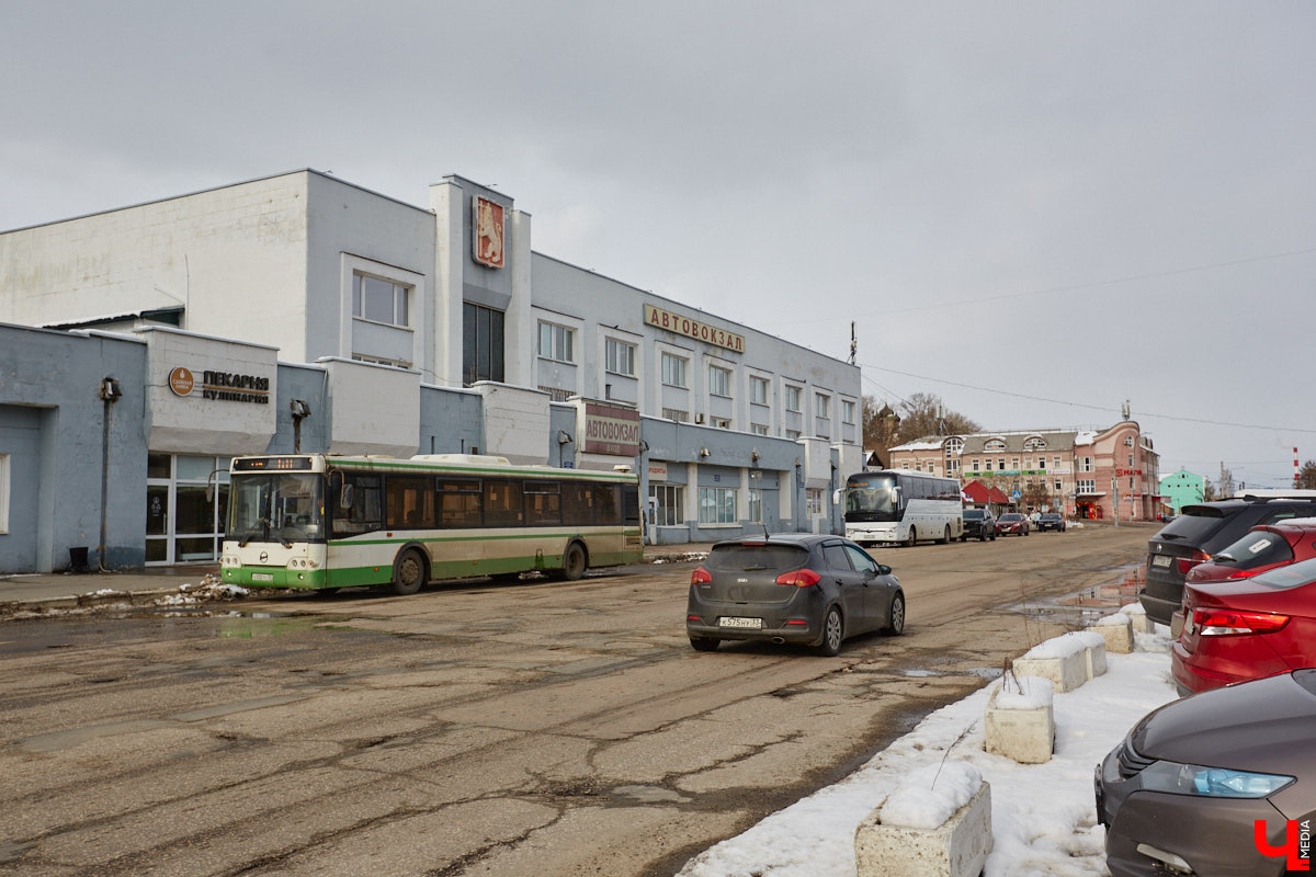 Пока Золотые ворота коротают свой век под зеленой сеткой, другие центральные объекты готовятся к обновлению. Среди них и дом по соседству, и автовокзал, и даже казармы, которые находятся в критическом состоянии.