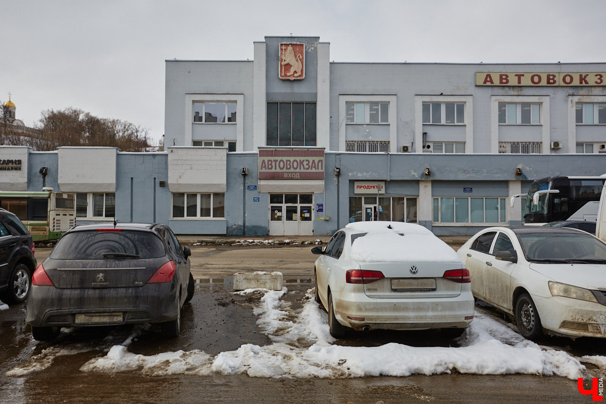Пока Золотые ворота коротают свой век под зеленой сеткой, другие центральные объекты готовятся к обновлению. Среди них и дом по соседству, и автовокзал, и даже казармы, которые находятся в критическом состоянии.