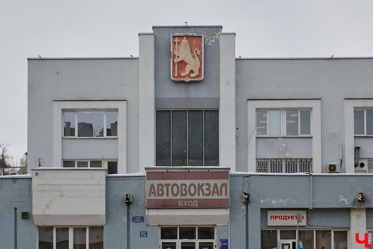 Пока Золотые ворота коротают свой век под зеленой сеткой, другие центральные объекты готовятся к обновлению. Среди них и дом по соседству, и автовокзал, и даже казармы, которые находятся в критическом состоянии.