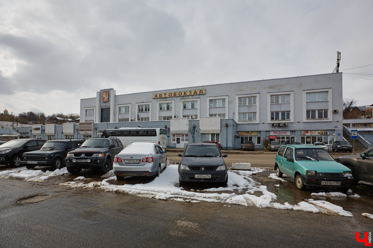 Пока Золотые ворота коротают свой век под зеленой сеткой, другие центральные объекты готовятся к обновлению. Среди них и дом по соседству, и автовокзал, и даже казармы, которые находятся в критическом состоянии.