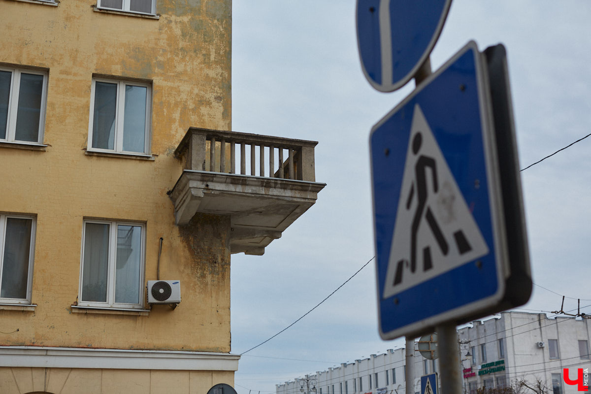 Пока Золотые ворота коротают свой век под зеленой сеткой, другие центральные объекты готовятся к обновлению. Среди них и дом по соседству, и автовокзал, и даже казармы, которые находятся в критическом состоянии.