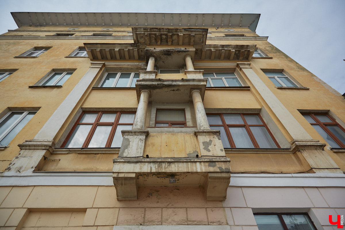 Пока Золотые ворота коротают свой век под зеленой сеткой, другие центральные объекты готовятся к обновлению. Среди них и дом по соседству, и автовокзал, и даже казармы, которые находятся в критическом состоянии.